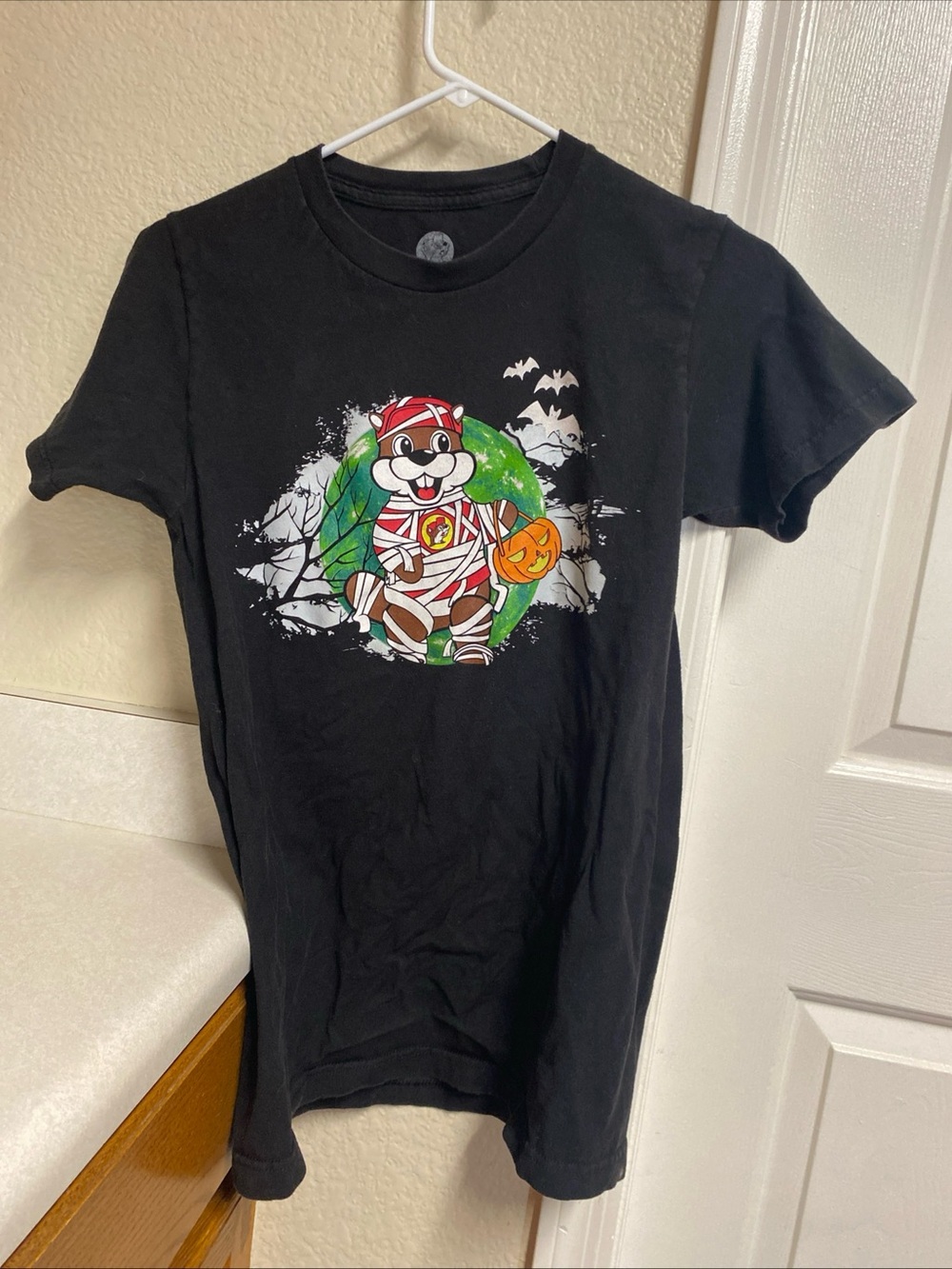 Buc-ee's Halloween Adult Tee Shirt Size Small Gas Station Glow in Dark